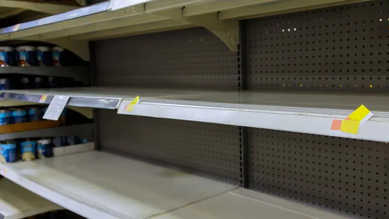 Estanter&iacute;as de supermercado vac&iacute;as