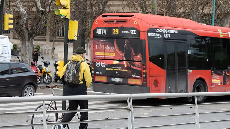 Bus urbano y ciclista en Paseo Echegaray y Caballero