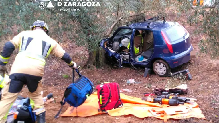 La conductora y &uacute;nica ocupante ha quedado atrapada dentro del veh&iacute;culo y ha tenido que ser rescatada por los bomberos. Foto: Bomberos DPZ
