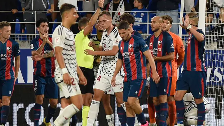 El &aacute;rbitro muestra tarjeta roja a Pulido