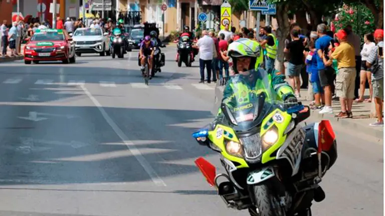 Agente de la Guardia Civil en moto
