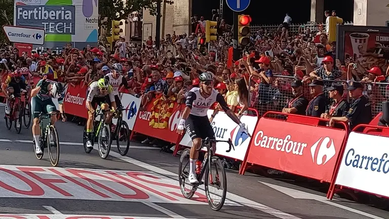 El vencedor ha completado el recorrido en 3 horas, 23 minutos y 55 segundos.