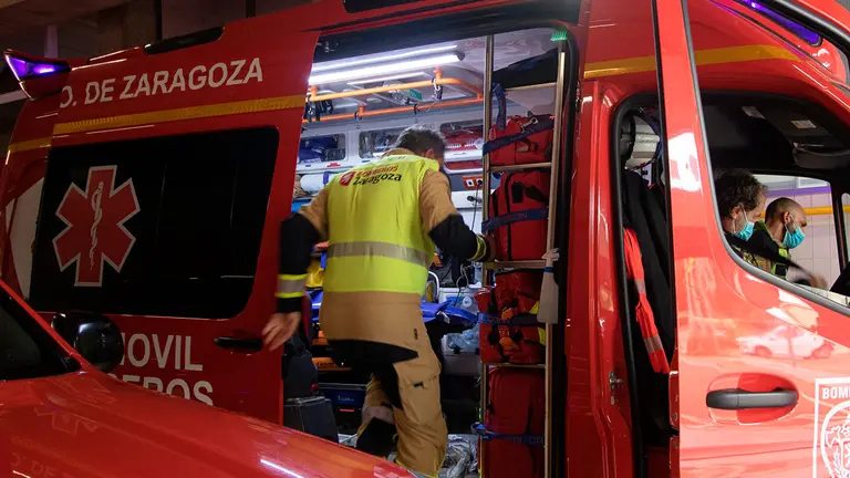 Los bomberos llegaron a trasladar a un herido grave en camilla durante un recorrido de siete kil&oacute;metros por caminos da&ntilde;ados.