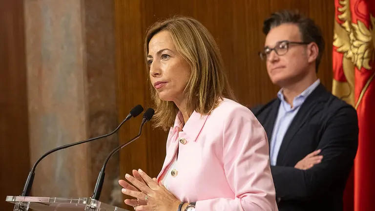 Natalia Chueca y V&iacute;ctor Serrano en una comparecencia 