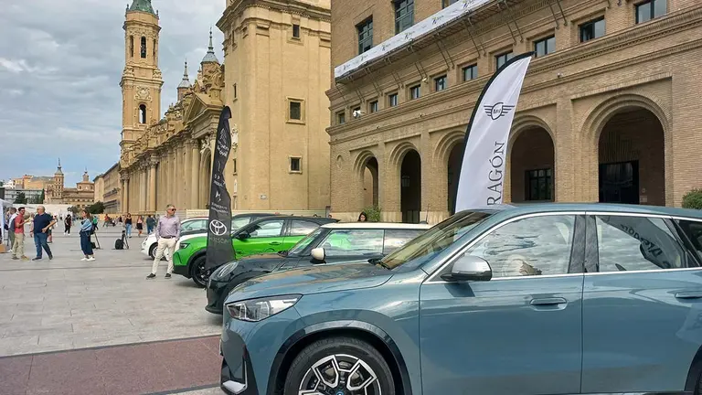Veh&iacute;culos el&eacute;ctricos ecol&oacute;gicos plaza del Pilar