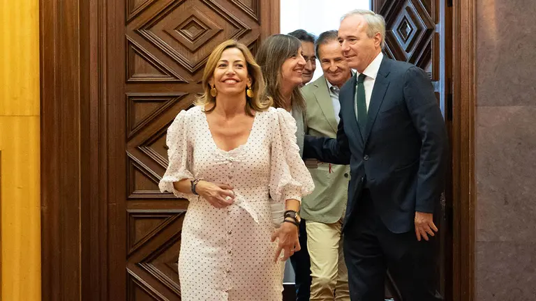 La alcaldesa de Zaragoza, Natalia Chueca, junto al presidente de Arag&oacute;n, Jorge Azc&oacute;n