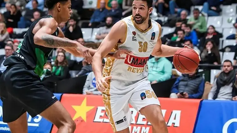El ala-p&iacute;vot de 208 cent&iacute;metros llega para completar el juego interior del Casademont. Fotograf&iacute;a: EUROHOOPS.