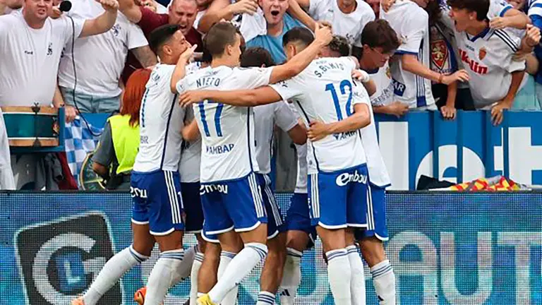 Los jugadores del Real Zaragoza celebran un gol en La Romareda