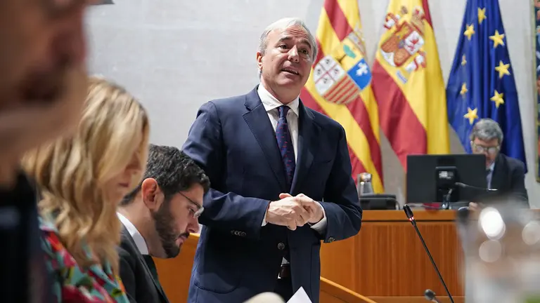 Azc&oacute;n ha anunciado esta medida en medio de su primer rifirrafe con el PSOE en las Cortes