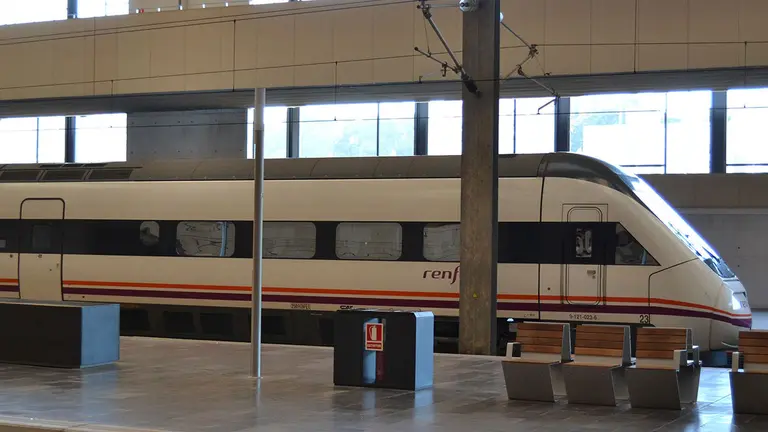 Renfe ha creado el Superprecio, una nueva oferta comercial con billetes desde 7 euros en Avlo y 11 euros en AVE.