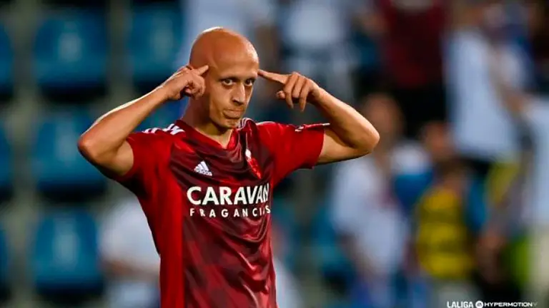 Mollejo se lleva las manos a la cabeza, con la que marc&oacute; el gol de la victoria