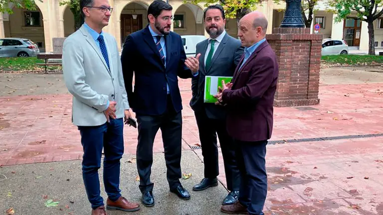 Los responsables de Vox han tildado de &ldquo;grav&iacute;simo&rdquo; que el Gobierno de Espa&ntilde;a traslade a estas personas a distintos puntos de la regi&oacute;n sin ponerse en contacto con el Ejecutivo