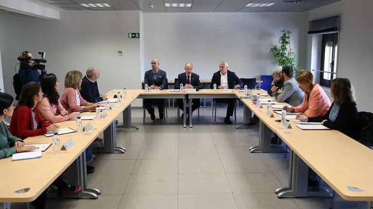El delegado del Gobierno se ha reunido con diversas entidades sociales que gestionan las primeras asistencias a estas personas