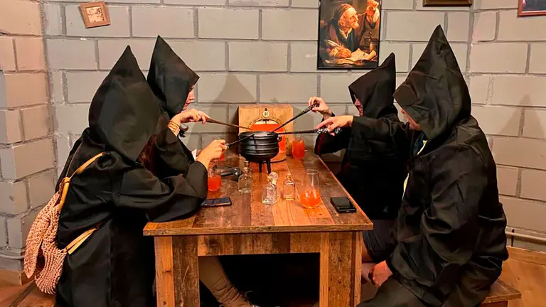 Personas en torno a un caldero con una actividad de Harry Potter