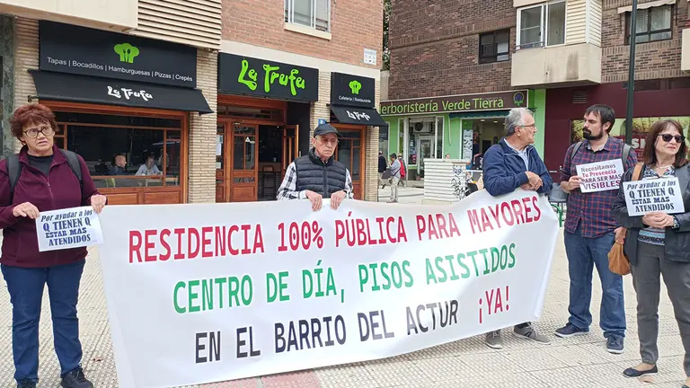 Asociaciones de vecinos del Actur se han manifestado para exigir una residencia, centro de d&iacute;a y pisos p&uacute;blicos.