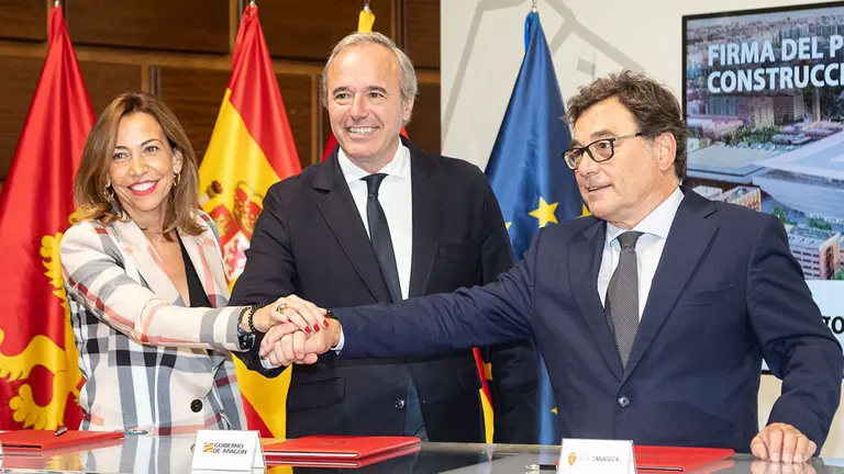 La alcaldesa de Zaragoza, Natalia Chueca, el presidente de Arag&oacute;n, Jorge Azc&oacute;n, y el director general del Real Zaragoza, Ra&uacute;l Sanlleh&iacute;, tras firmar el protocolo que impulsa la nueva Romareda