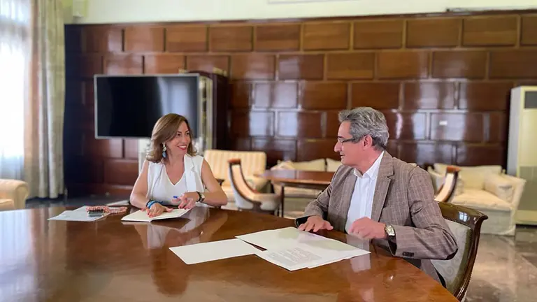 Imagen de archivo de una reuni&oacute;n entre la alcaldesa de Zaragoza, Natalia Chueca, y el portavoz de Vox, Julio Calvo