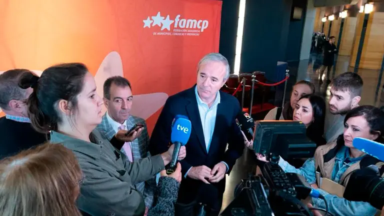 El presidente de Arag&oacute;n, Jorge Azc&oacute;n, durante la asamblea de la Famcp