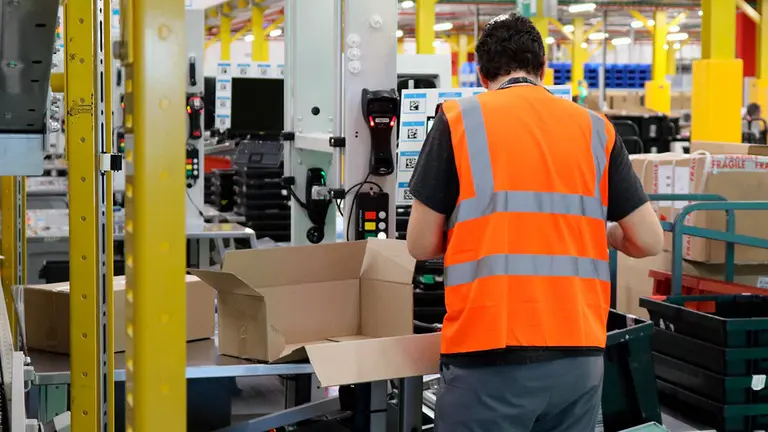 Amazon abri&oacute; el pasado 25 de abril este gran almac&eacute;n tras haber invertido 175 millones de euros y con algo m&aacute;s de 700 trabajadores