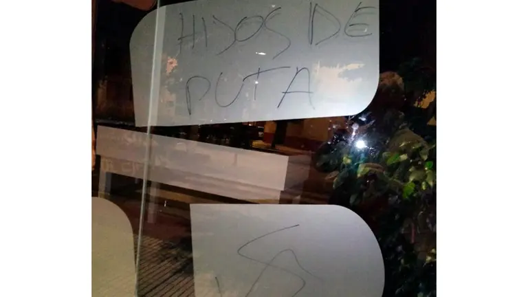 La sede de la formaci&oacute;n en Ejea de los Caballeros ha recibido pintadas, carteles y hasta unas esv&aacute;stica 