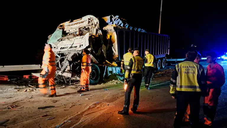 Cami&oacute;n destrozado tras la colisi&oacute;n m&uacute;ltiple
