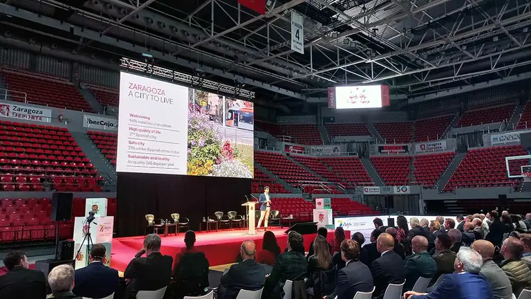 Imagen del interior del Pr&iacute;ncipe Felipe con sillas y una pantalla gigante 