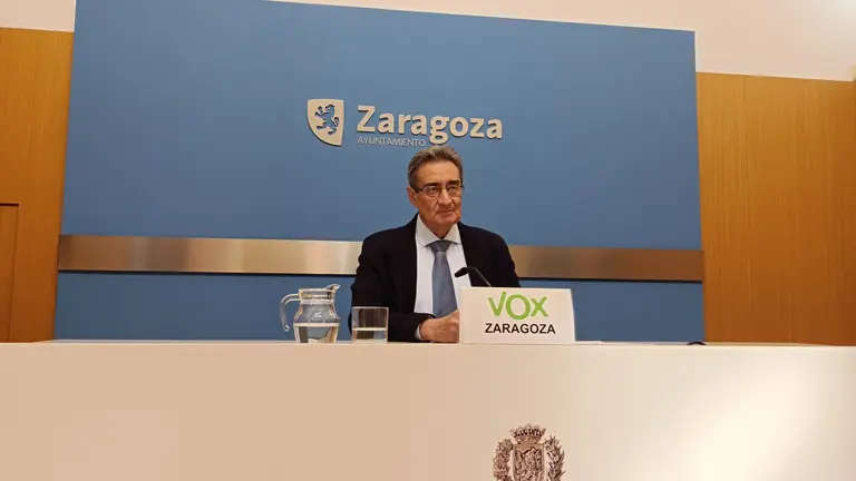 Las pistas de atletismo de la Universidad de Zaragoza y el Centro Deportivo Ebro que tiene una piscina cubierta &ldquo;inutilizada&rdquo;.