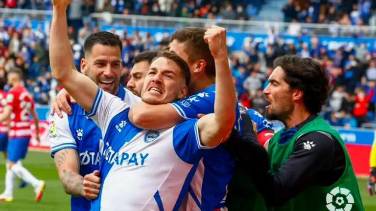 Manu Vallejo celebra un gol con el Alav&eacute;s