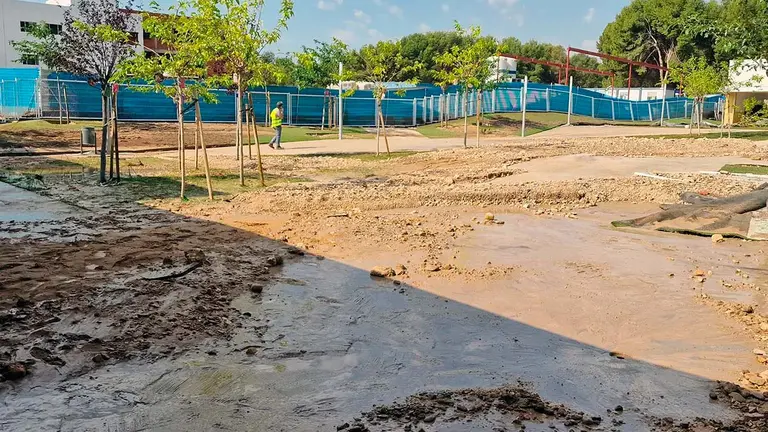 Los alumnos han regresado este curso al colegio tras los trabajos en el entorno, aunque el Gobierno pide estudiar m&aacute;s medidas