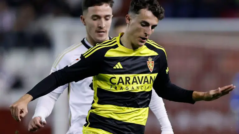 Franc&eacute;s pelea un bal&oacute;n con Escriche