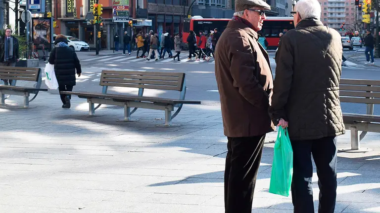 Dos pensionistas conversando en una calle de Zaragoza