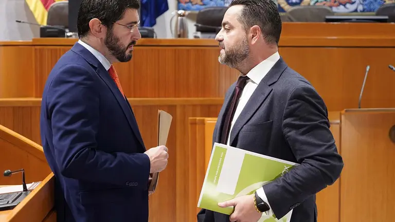 David Arranz (derecha) se ha referido a conceptos como la "invasi&oacute;n migratoria" y las "&eacute;lites de Bruselas". Foto: Cortes de Arag&oacute;n
