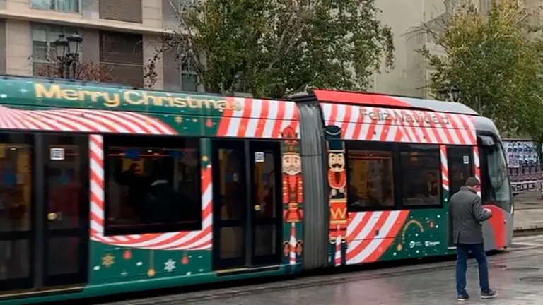 El tranv&iacute;a se viste de Navidad en Zaragoza. 