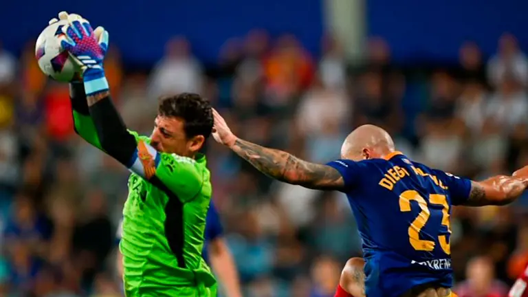 Cristian atrapa el bal&oacute;n ante el Andorra