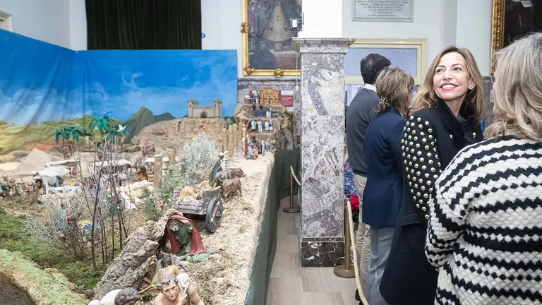 La alcaldesa de Zaragoza, Natalia Chueca, en el Bel&eacute;n de la Casa Amparo