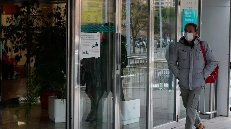 Sanidad y las Comunidades Aut&oacute;nomas se reunir&aacute;n el lunes para "unificar criterios", pero Valencia y Catalu&ntilde;a ya han decretado su uso en los hospitales y centros de salud. Foto: Andr&eacute;s Garc&iacute;a