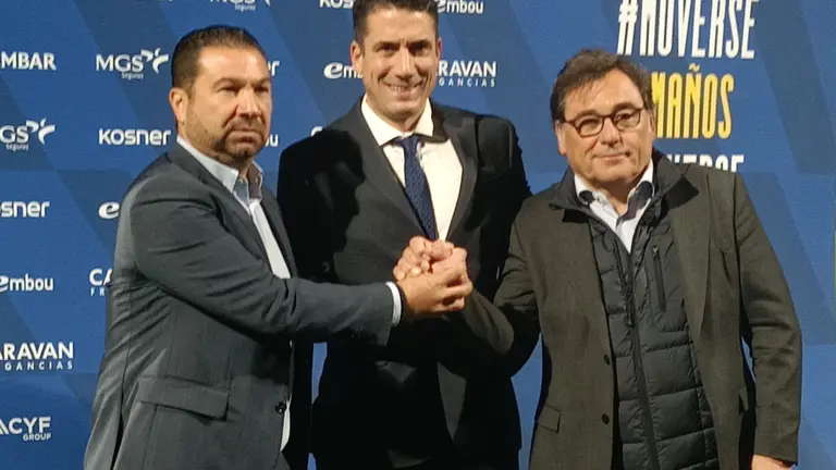 Cordero, Vel&aacute;zquez y Sanlleh&iacute; en la presentaci&oacute;n como nuevo entrenador del Real Zaragoza