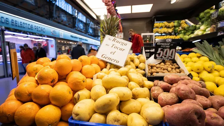 mercado con mostrador con frutas