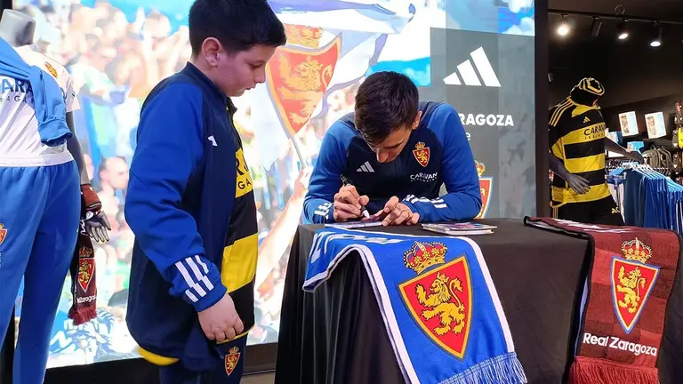 Un joven zaragocista recibe la firma de Edgar Bad&iacute;a en la tienda de calle Alfonso