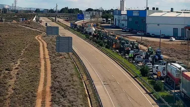 Los agricultores han colapsado la carretera de Figueruelas. Fuente: DGT