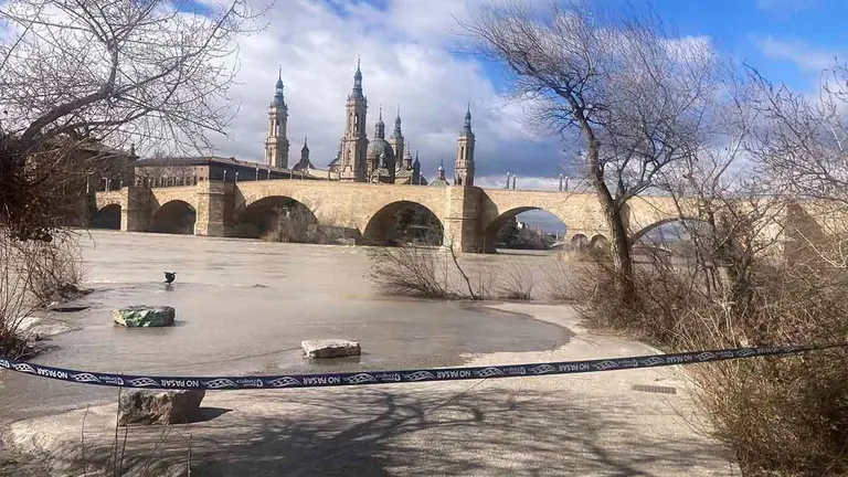 Desde el 112 Arag&oacute;n recomiendan no acercarse a la ribera del Ebro. Foto: Polic&iacute;a Local de Zaragoza