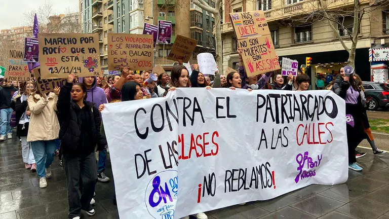Las estudiantes toman las calles de Zaragoza por el D&iacute;a de la Mujer.