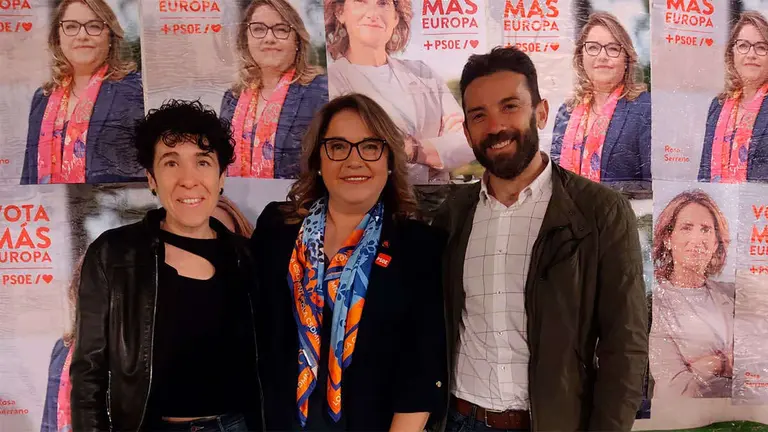 Serrano (centro) este jueves por la noche en el inicio de campa&ntilde;a. Foto: PSOE Alto Arag&oacute;n