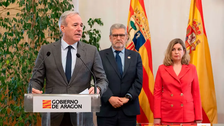 Azc&oacute;n, Mayoral y P&eacute;rez Forni&eacute;s durante una comparecencia. Foto: Fabi&aacute;n Sim&oacute;n (DGA)