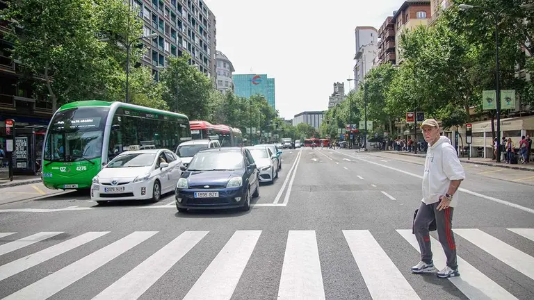 Coches en el Paseo Pamplona de Zaragoza. Foto: Pilar &Aacute;lvarez