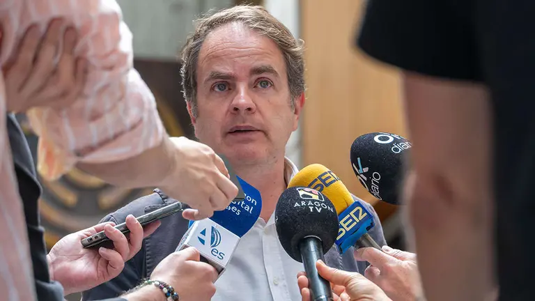 El consejero atiende a los medios en las Cortes. Foto: Fabi&aacute;n Sim&oacute;n (DGA)