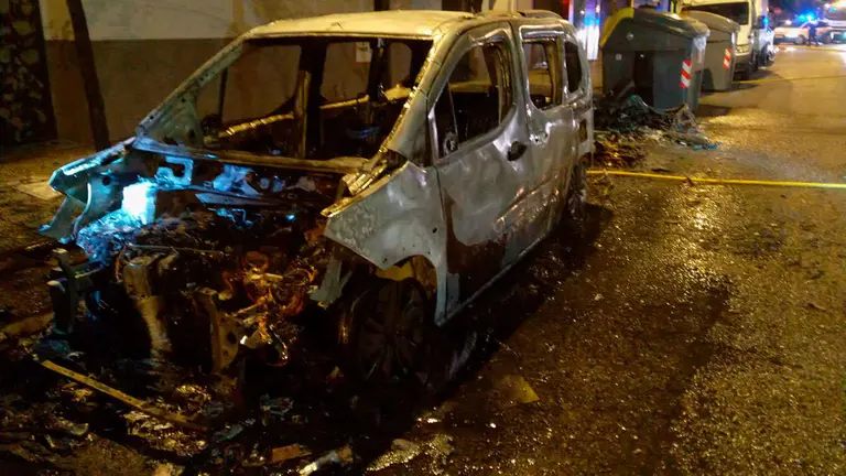 Una furgoneta y un coche han quedado calcinados.