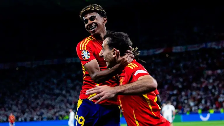 Oyarz&aacute;bal, autor del gol de la victoria, celebra junto a Lamine Yamal el tanto. Foto: Selecci&oacute;n Espa&ntilde;ola