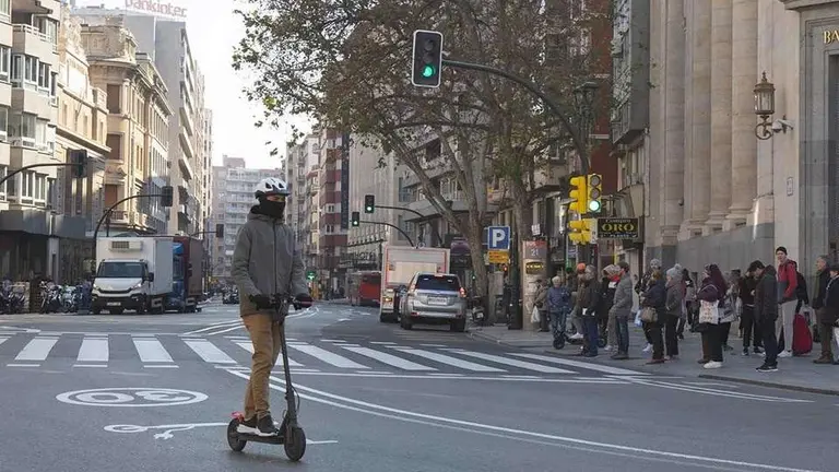 Imagen de archivo de un patinete en una calle de Zaragoza