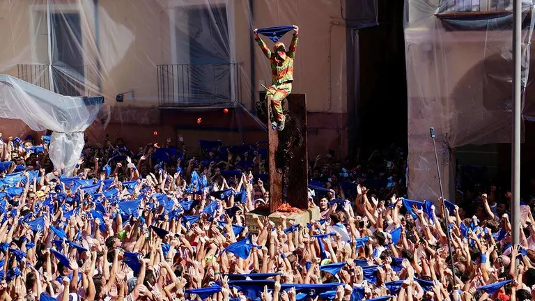 Con gesto triunfal se ha sentado en lo alto del monumento y ha levantado, con orgullo, el tradicional pa&ntilde;uelo azul de Tarazona. Foto: Fabi&aacute;n Sim&oacute;n